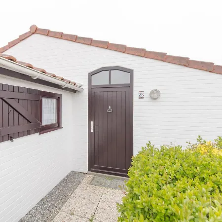 Holiday home Holiday Zeepark Zeepolder-6 By Interhome *